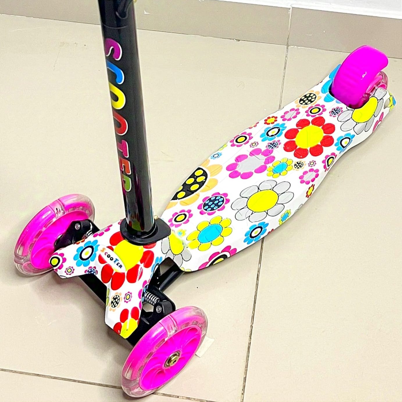 PATINETA SCOOTER ESTAMPADA CON LUCES EN LAS RUEDAS